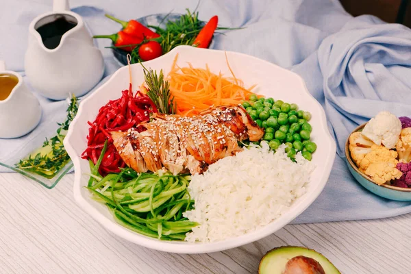 Taze salata tabağı ile karışık yeşillik