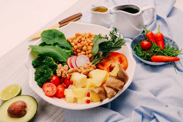 Taze salata tabağı ile karışık yeşillik