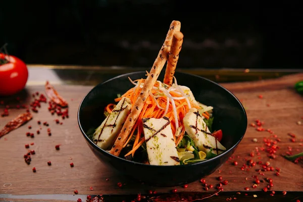 Taze salata tabağı ile karışık yeşillik