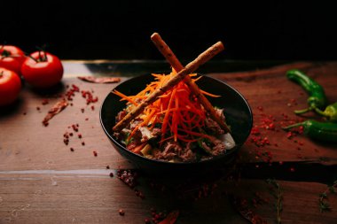 Taze salata tabağı ile karışık yeşillik