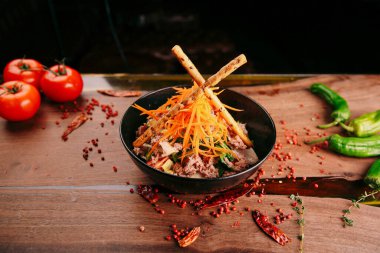 Taze salata tabağı ile karışık yeşillik