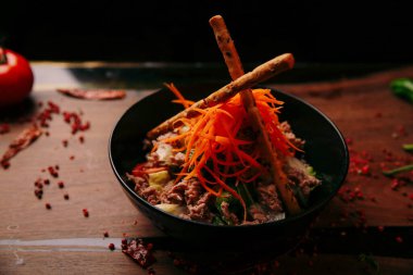 Taze salata tabağı ile karışık yeşillik