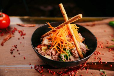 Taze salata tabağı ile karışık yeşillik