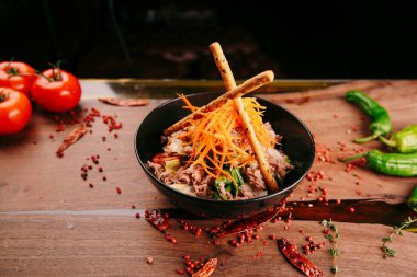 Taze salata tabağı ile karışık yeşillik