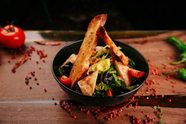 Taze salata tabağı ile karışık yeşillik