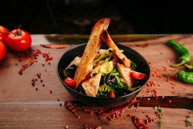 Taze salata tabağı ile karışık yeşillik