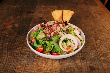 Taze salata tabağı ile karışık yeşillik