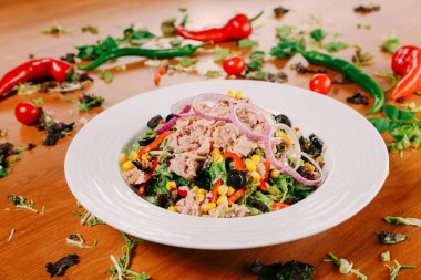 Taze salata tabağı ile karışık yeşillik