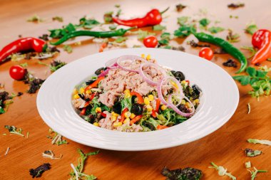 Taze salata tabağı ile karışık yeşillik