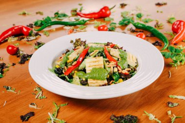 Taze salata tabağı ile karışık yeşillik