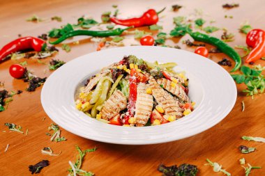 Taze salata tabağı ile karışık yeşillik