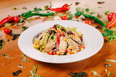 Taze salata tabağı ile karışık yeşillik