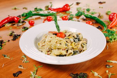 Taze salata tabağı ile karışık yeşillik