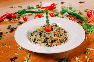 Taze salata tabağı ile karışık yeşillik