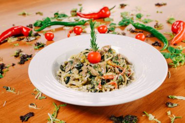 Taze salata tabağı ile karışık yeşillik