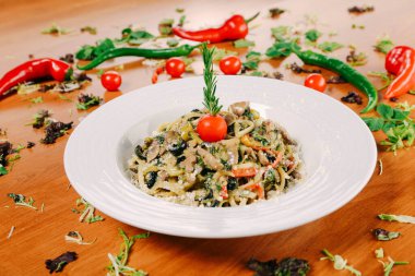 Taze salata tabağı ile karışık yeşillik