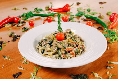 Taze salata tabağı ile karışık yeşillik