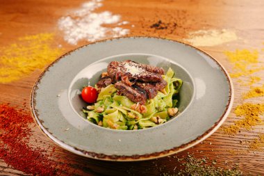 Taze salata tabağı ile karışık yeşillik