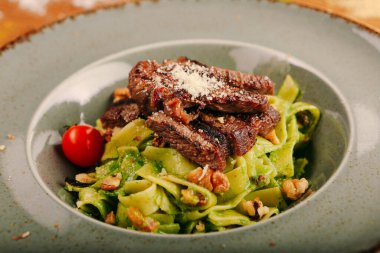 Taze salata tabağı ile karışık yeşillik