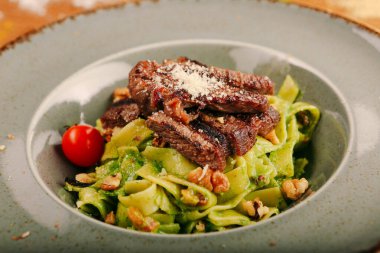 Taze salata tabağı ile karışık yeşillik