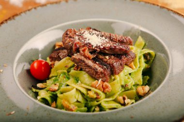 Taze salata tabağı ile karışık yeşillik