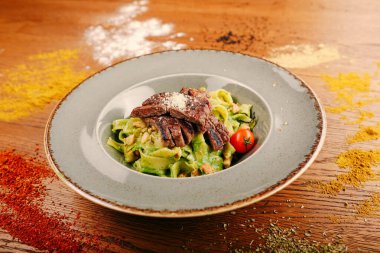 Taze salata tabağı ile karışık yeşillik