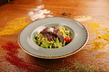 Taze salata tabağı ile karışık yeşillik