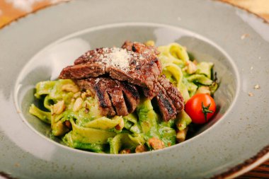 Taze salata tabağı ile karışık yeşillik