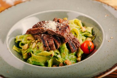 Taze salata tabağı ile karışık yeşillik