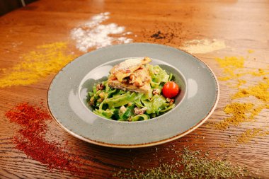 Taze salata tabağı ile karışık yeşillik