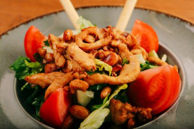 Taze salata tabağı ile karışık yeşillik