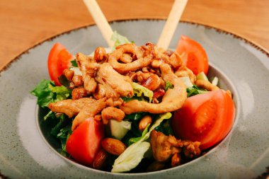 Taze salata tabağı ile karışık yeşillik