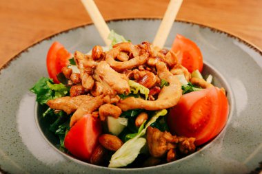 Taze salata tabağı ile karışık yeşillik