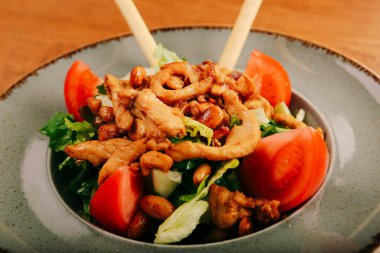 Taze salata tabağı ile karışık yeşillik