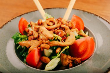 Taze salata tabağı ile karışık yeşillik