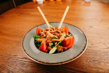 Taze salata tabağı ile karışık yeşillik