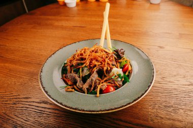 Taze salata tabağı ile karışık yeşillik