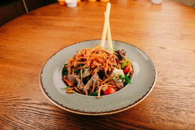 Taze salata tabağı ile karışık yeşillik