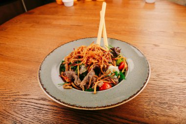 Taze salata tabağı ile karışık yeşillik