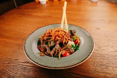 Taze salata tabağı ile karışık yeşillik