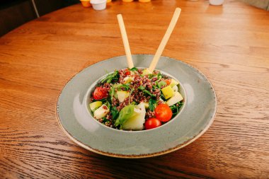 Taze salata tabağı ile karışık yeşillik