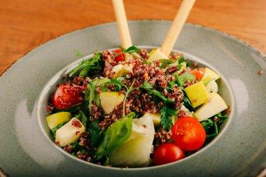 Taze salata tabağı ile karışık yeşillik