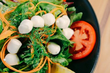 Taze salata tabağı ile karışık yeşillik