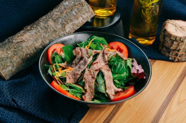 Taze salata tabağı ile karışık yeşillik