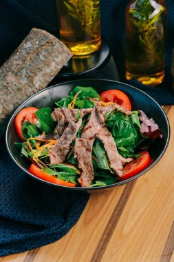 Taze salata tabağı ile karışık yeşillik