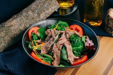 Taze salata tabağı ile karışık yeşillik