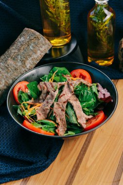 Taze salata tabağı ile karışık yeşillik