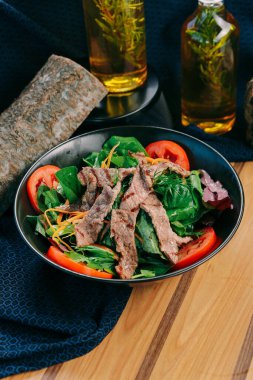 Taze salata tabağı ile karışık yeşillik