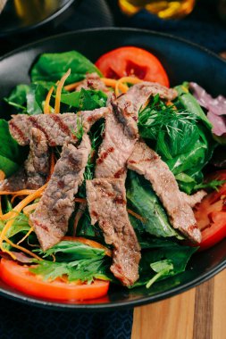 Taze salata tabağı ile karışık yeşillik