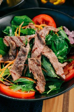 Taze salata tabağı ile karışık yeşillik